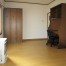 【5号室】落ち着いた色合いの家具でまとめた部屋です。天板折りたたみ式の机を採用。