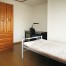【3号室】シンプルなデザインの机にパイプベッド、スッキリとした印象の部屋です。