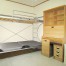 【1号室】2段ベッドは友達や家族が泊まりに来たときに便利。天板折り畳み式の机は室内を広く使えます。